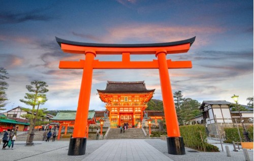 Fushimi Inari Taisha – Lạc giữa đường hầm cổng đỏ linh thiêng của Kyoto